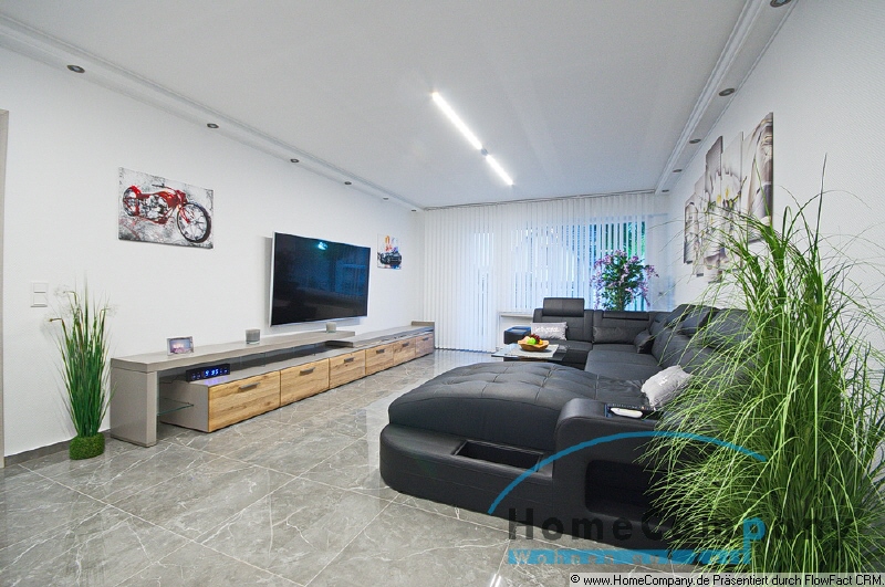 Großzügige, modern möblierte Wohnung mit zwei Schlafzimmern, Balkon, Garage, Internet/Smart-TV u.v.m.