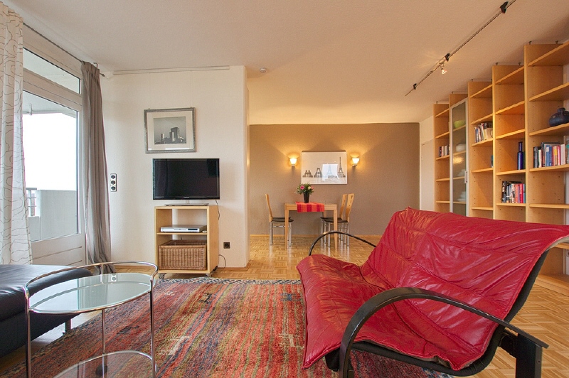 Helle, großzügige und komfortable Wohnung mit vollständiger Möblierung und Ausstattung, W-LAN, Balkon.