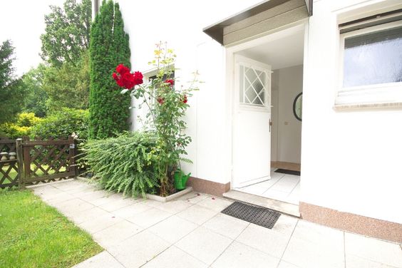 Gemütliche möblierte Wohnung in Mülheim, im Gartengeschoss mit eigener Terrasse, Internetzugang und Waschtrockner