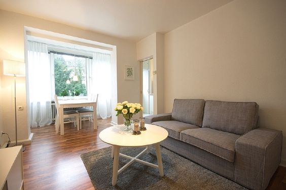 Essen Rüttenscheid, wenige Minuten zu RWE, HochTief, Evonik: modern und ansprechend möblierte Wohnung mit Laminatboden