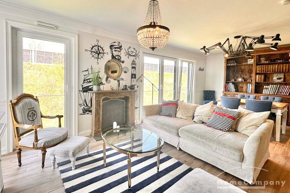 ***Lichtdurchflutete Designwohnung mit Balkon***