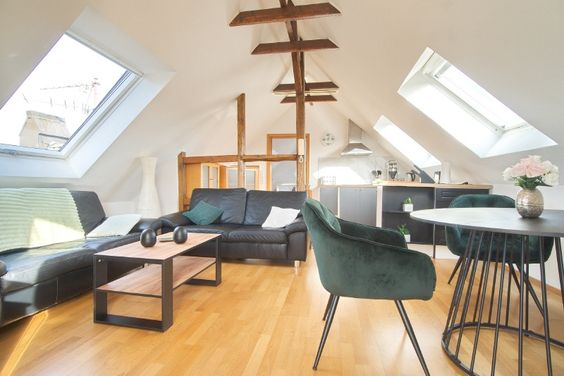 Reizvolle Dachgeschoss-Etagenwohnung mit Balkon, Parkettboden, Internetzugang