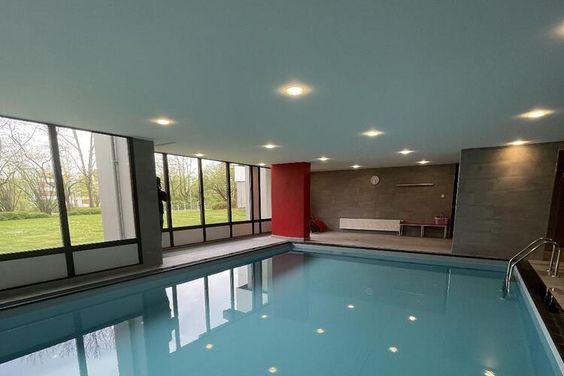 4-Zimmer Luxuswohnung mit Panoramablick bis ins Siebengebirgemit Schwimmbad und Sauna im Haus.