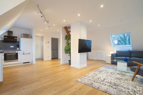 Komfortable, helle Studiowohnung mit großer Balkonterrasse am beliebten Kirchviertel, ruhig gelegen mit bester Infrastruktur