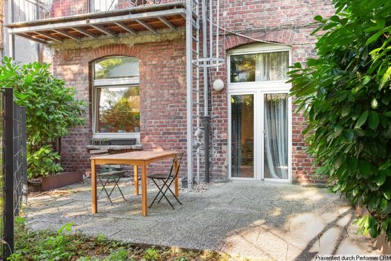 Sehr schöne Altbauwohnung mit Terrasse zum Hof, Dielenboden und geschmackvoller Möblierung