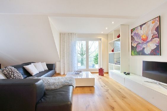 Highlight: Helle großzügige Wohnung mit Balkonterrasse, hochwertig und stylish eingerichtet, Carport möglich