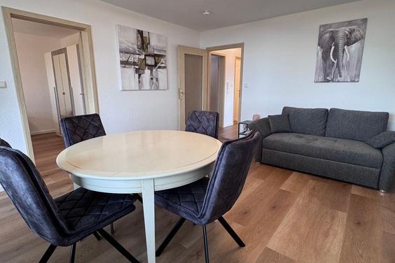Möblierte 2-Zimmer-Wohnung mit Balkon am Lerchenauer See