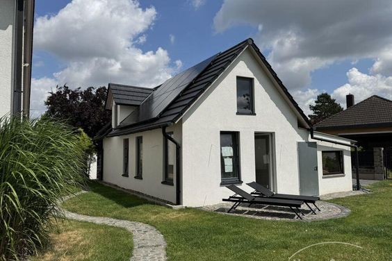 Kleines Haus über 2 Etagen, mit einer schönen Terrasse.