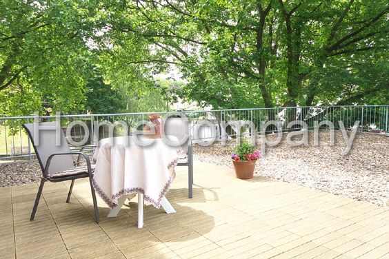 Bright apartment with two balconies, wi-fi by arrangement, parking space in front of the building, excellent infrastructure