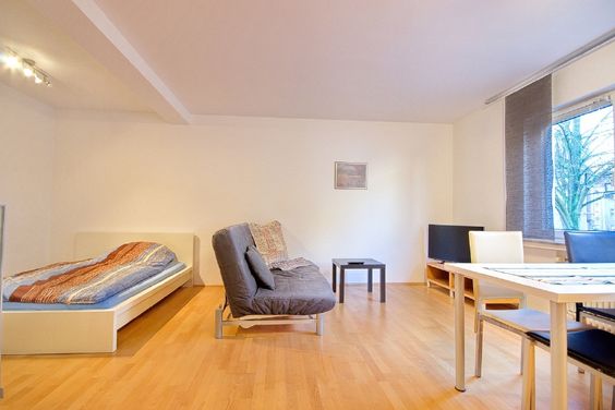 Ansprechende, komplett eingerichtete Wohnung mit Internetzugang, Parkettboden, ruhige zentrale Lage.