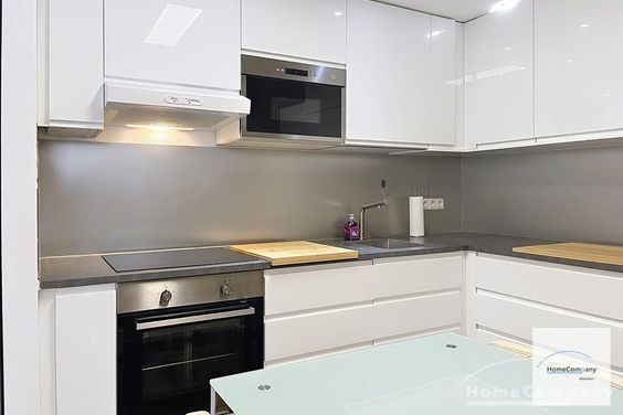 Hochwertig und modern möblierte 3-Zimmer-Wohnung mit Balkon in sehr zentraler Lage