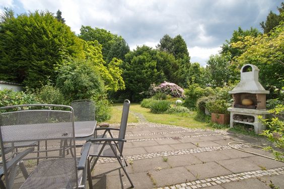 Exklusives „Haus im Haus“ mit Terrasse, Garten und großer Tiefgarage sowie hochwertiger Ausstattung in guter Wohnlage