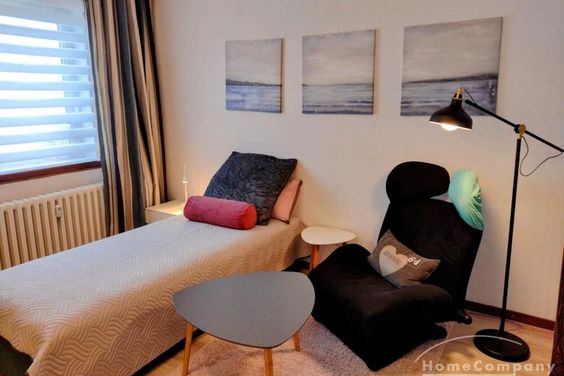 Schönes, helles Zimmer in einer Berufstätigen-WG (max. 3  Pers.), möbliert, mit gr. Dachterrasse zur Mitbenutzung, City-Lage.