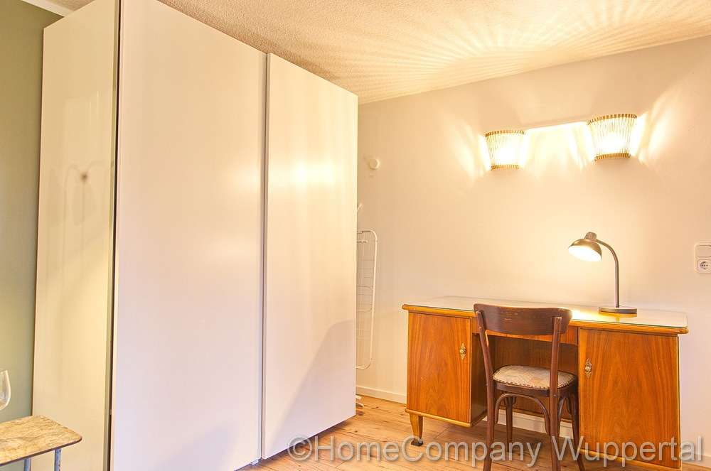 Schreibtisch & Kleiderschrank