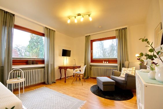 Vor kurzem renoviert: Helles, freundliches Apartment mit schönem Blick ins Grüne und perfekt für Berufspendler