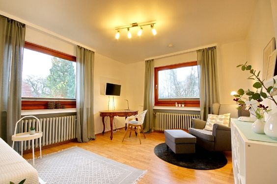 Vor kurzem renoviert: Helles, freundliches Apartment mit schönem Blick ins Grüne und perfekt für Berufspendler