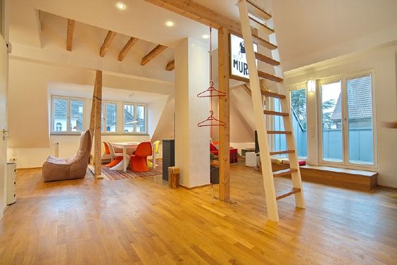 Loftetage mit Galerie und Balkon, Kaminofen, hochwertiges Design-Mobiliar, in reizvoller und komplett sanierter Stadtvilla, Tiefgaragenstellplatz möglich1