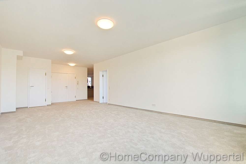 Wohnzimmer und Eingangsbereich