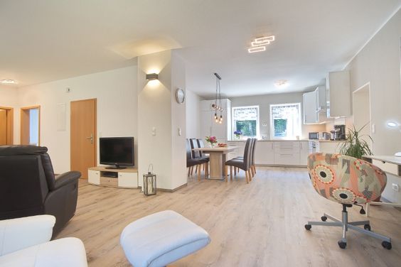 Traumhaft gelegen und mit hohem Wohnkomfort: Hochwertig ausgestattete Wohnung mit zwei Schlafzimmern, PKW-Stellplatz u.v.m.