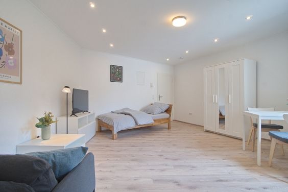 Helle, neu möblierte Wohnung in Mülheim Nähe U-Bahn-Station, Internetzugang möglich