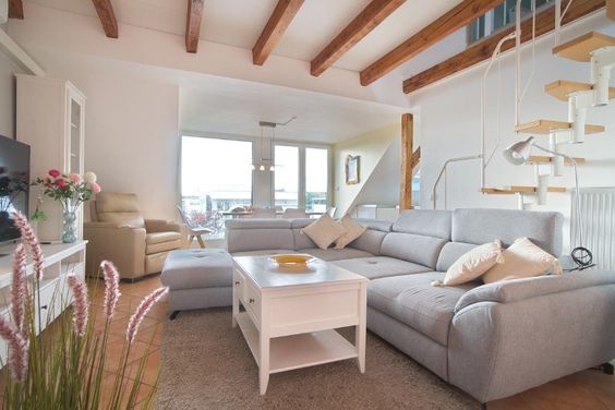 Lots of home comforts: Renovated apartment in excellent, quiet residential area, with balcony terrace and high quality fittings and furnishings throughout