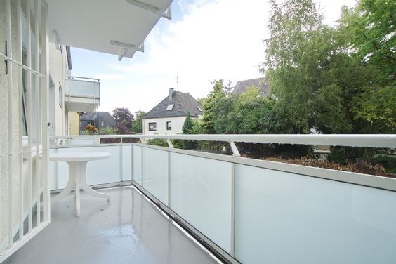 Helle, renovierte Mietwohnung mit Balkon, Vinylboden, sehr attraktive Wohnlage, Einkaufen und Straßenbahn „vor der Tür“