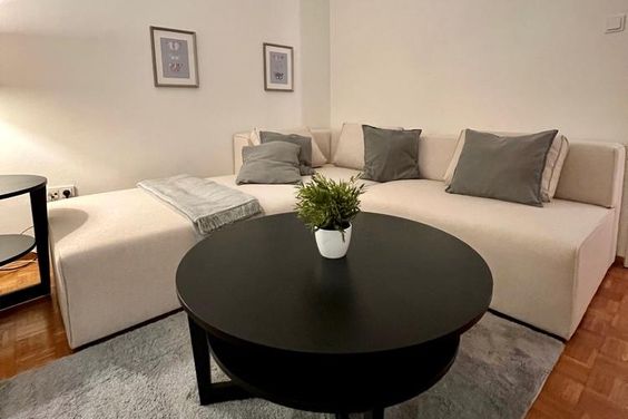 Helle, modern möblierte 3-Zimmer-Wohnung mit Balkon im Herzen Schwabings