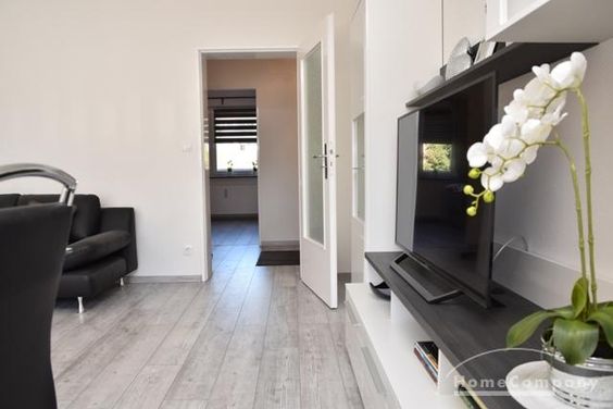 Misburg, Wohlfühloase: Hochwertig möblierte, helle Business-Wohnung mit Balkon.
