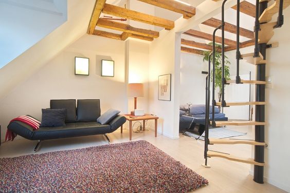Stylish, lots of charm and suffused in light! Attic studio apartment, close to city centre in Altenbochum, and offering view of greenery.