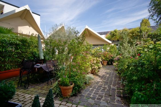 Loft apartment with attractive terrace and internet access in the sought-after Düsseltal area of Düsseldorf – parking space also possible!