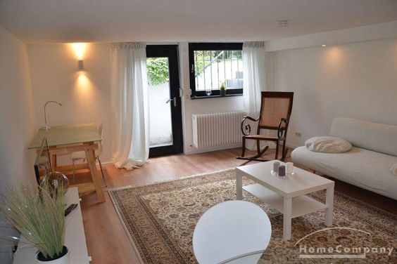 2 Zi. Whg., möbliert, in einem hellen Souterrain, sep. Eingang, schöne Möblierung, sehr ruhige Lage.