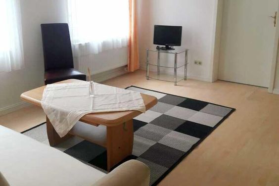 Wohnung in einem Mehrfamilienhaus, Wohnzimmer mit Küchenzeile