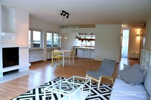 4 Zi.Whg., möbliert, EG, mit Terrasse und eigenem Garten, Doppelgarage.