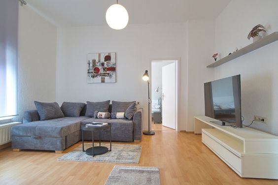 Ansprechende und moderne Dachgeschosswohnung mit kompletter Ausstattung, Straßenbahnanbindung, Nähe A 40 und A 43