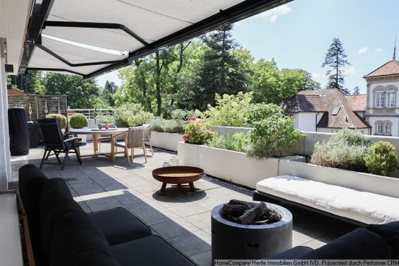 Hochwertig und stilvoll möblierte Maisonette mit großer Dachterrasse und schöner Aussicht sowie TG-Stellplatz für 3,5 Monate in toller Hanglage von Herdern, Freiburg