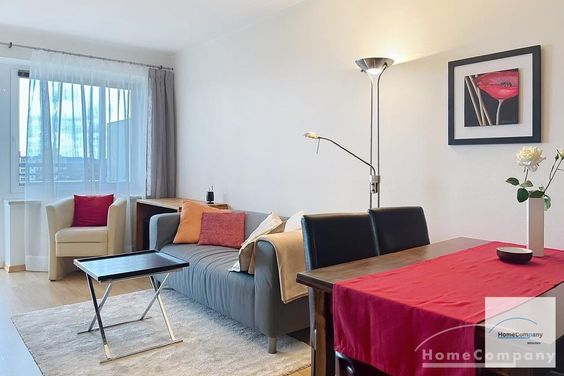 Großzügiges, voll möbliertes 1-Zimmer-Apartment mit Balkon in Germering