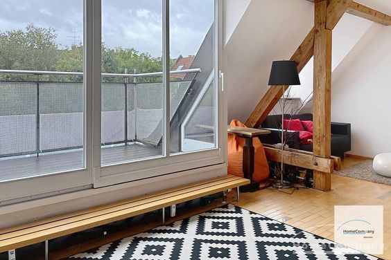 ***Helle, modern möblierte 1,5-Zimmer-Dachgeschoss-Maisonette-Wohnung mit Südbalkon in Schwabing