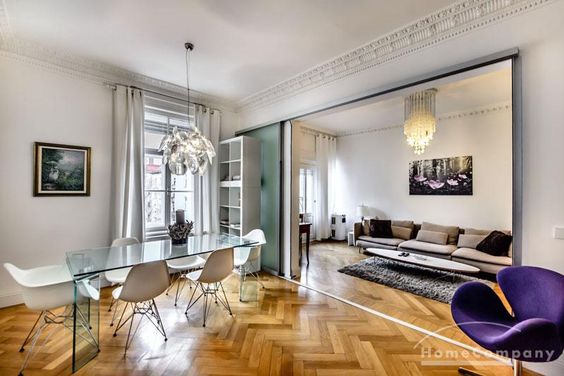 Schöne, hochwertige möblierte 4-Zimmer-Altbauwohnung mit Balkon in Schwabing