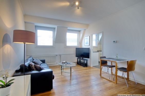 Schöne möblierte 2-Zimmer Altbauwohnung, Internetzugang möglich, zzgl. Gas und Strom