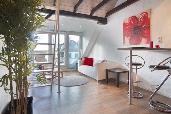 Ansprechende Dachgeschosswohnung mit Balkon und Büro im Spitzgiebel, Internetzugang, sehr gute Lage, U-Bahn-Nähe