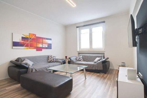 Helle, komplett möblierte Wohnung mit Balkon, zwei Bädern und Garage, bis Jahresende 2025 zu vermieten