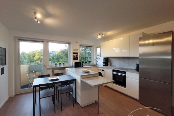 Moderne und hochwertig möblierte 1,5-Zimmer-Wohnung mit Balkon in Neuhausen.