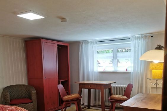 kurz vor Vertragsunterzeichnung: Möbliert und ruhig mit sonnigem Freisitz für 3-12 Monate in Freiburg-West