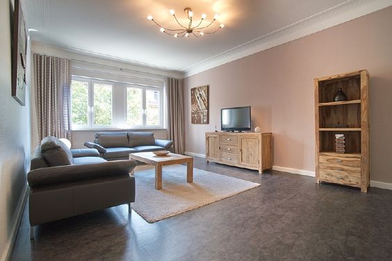 Highlight: Stylish apartment in a pre-WWII building, with high ceilings and high quality fittings and furnishings. Attractive central location, high speed internet possible, balcony