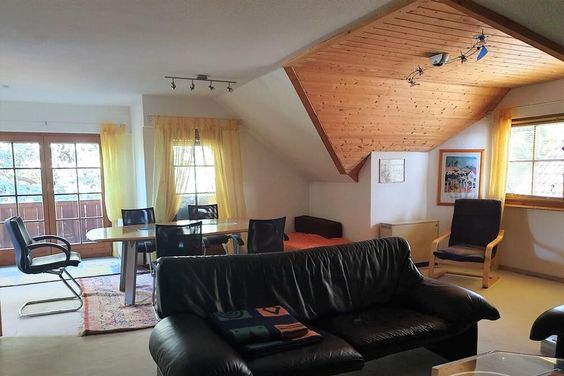 Ruhige, möblierte 3-Zimmer-Wohnung mit Balkon in München- Schwabing-Nord