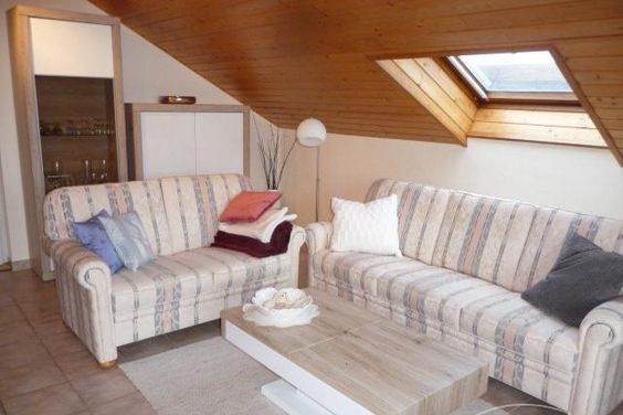 2 Zi.Whg., möbliert, im 1. OG eines 2-Familienhauses, saniere Whg. mit großer Loggia.