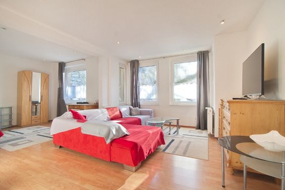 Modern eingerichtete, großzügig geschnittene Wohnung mit Internetzugang und Balkon, zwei Bäder, nahe U-Bahn und Einkaufsmöglichkeiten