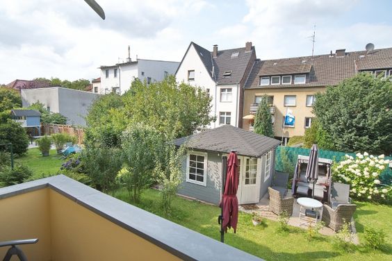 Premium-Wohnen: Sehr ansprechend eingerichtete, neu renovierte und gestaltete Altbauwohnung mit Balkon, ruhig und zentrumsnah