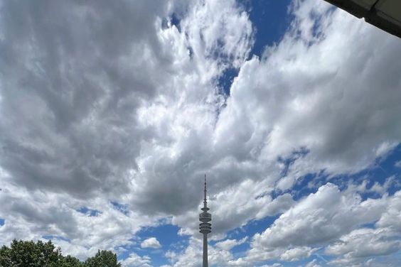 Helles, voll möbliertes Apartment mit traumhaftem Balkon am Olympiapark