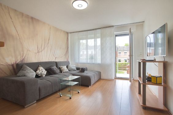 Appealing apartment in quiet location with good transport links, with balcony and high quality fittings and furnishings throughout